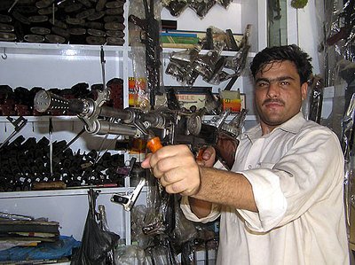 Как делают оружие на коленке в Пакистане