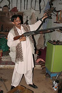 Как делают оружие на коленке в Пакистане