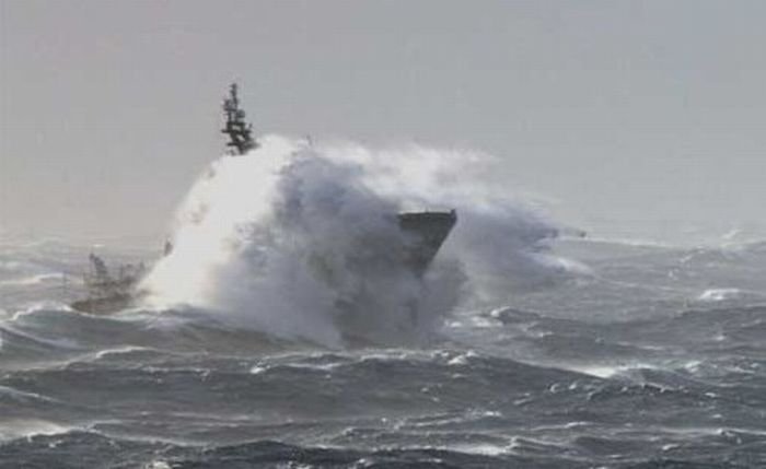 Корабли борятся со штормом (35 фото)