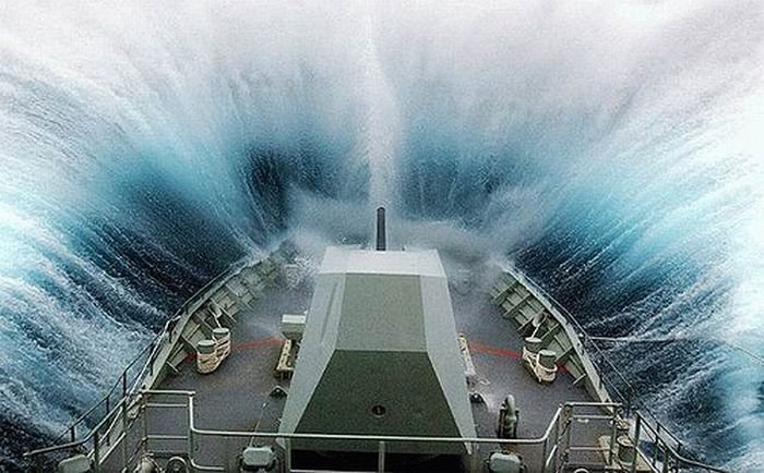Корабли борятся со штормом (35 фото)
