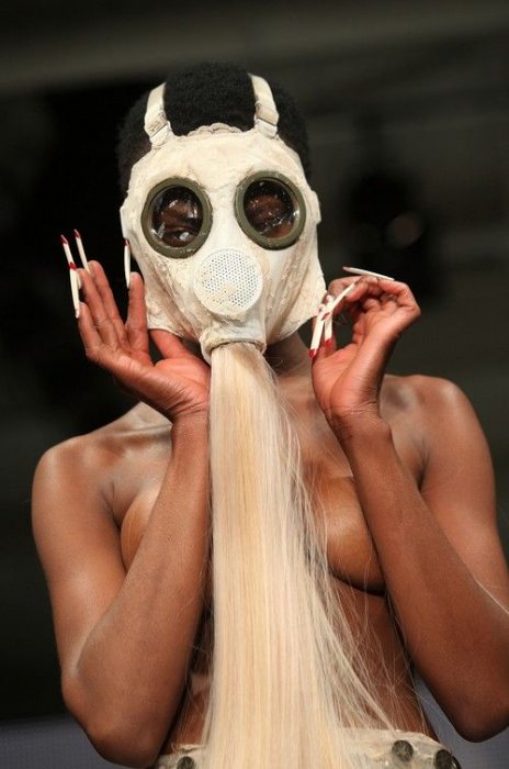 Любимый дизайнер Леди Гага шокировал публику (13 фото + текст)