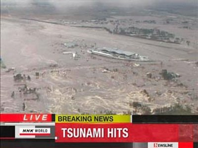 Япония во власти цунами: 10-метровые волны накрыли страну