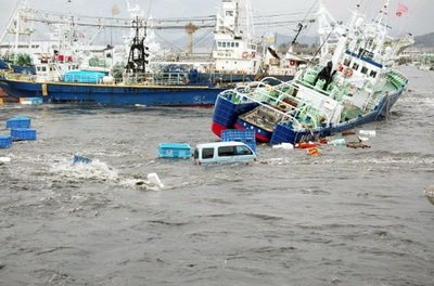 Япония во власти цунами: 10-метровые волны накрыли страну