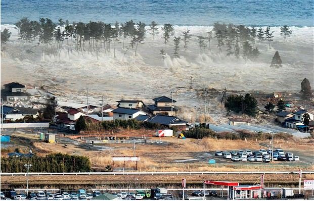 Япония: за землетрясением в 8,9 баллов мощностью последовало цунами (31 фото+видео)