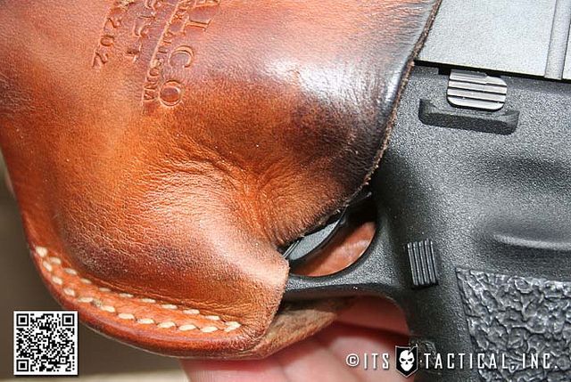 Не носите пистолет в кожанном чехле (8 фото)