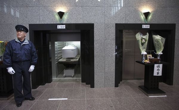 Крематории в Японии переполнены (4 фото)