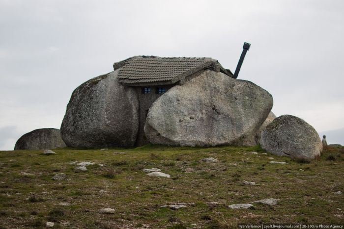 Сказочный дом внутри камня (22 фото)