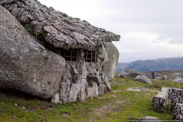 Сказочный дом внутри камня (22 фото)