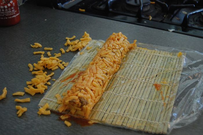 Приготовление суши роллов из макарон и сыра (15 фото)