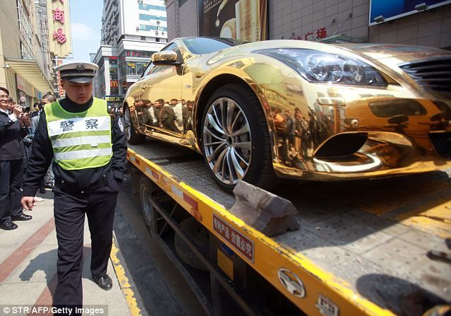 Машина из чистого золота была конфискована полицией (6 фото)