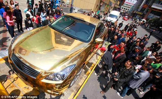 Машина из чистого золота была конфискована полицией (6 фото)
