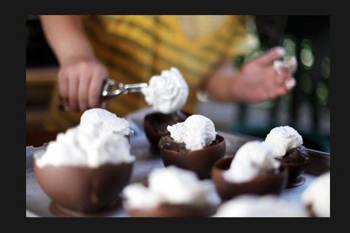 Как сделать шоколадные стаканчики для мороженого (7 фото)
