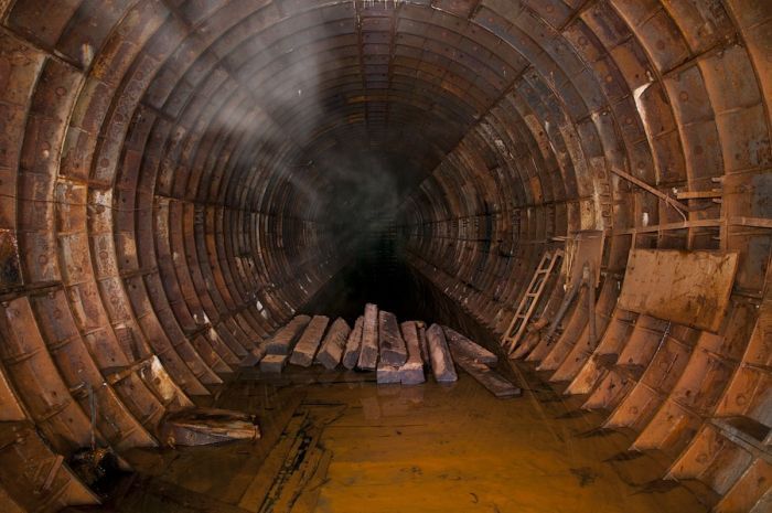 Заброшенный тоннель (17 фото)