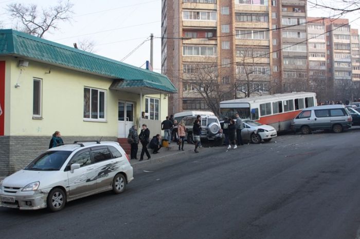 Крупное ДТП во Владивостоке. У автобуса отказали тормоза (45 фото)