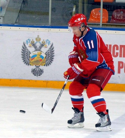 Путин-хоккеист (13 фото)