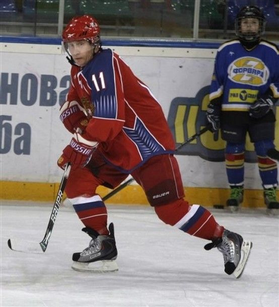 Путин-хоккеист (13 фото)