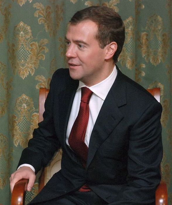Довольный Дмитрий Медведев (37 фото)