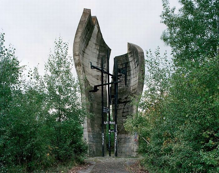 Заброшенные памятники бывшей Югославии (26 фото)