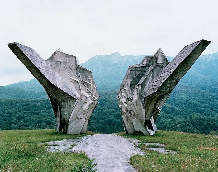 Заброшенные памятники бывшей Югославии (26 фото)