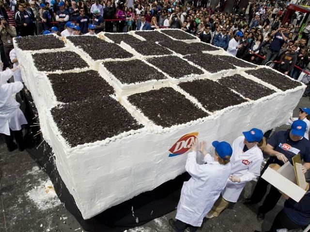 Самый большой в мире торт из мороженого (9 фото)