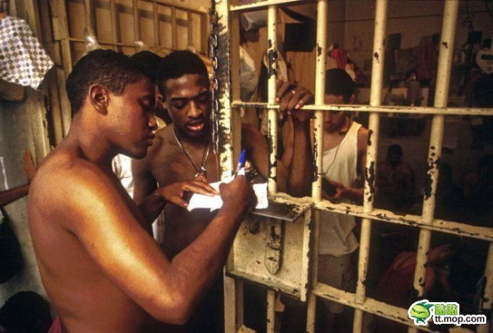 Бразильская тюрьма (24 фото)