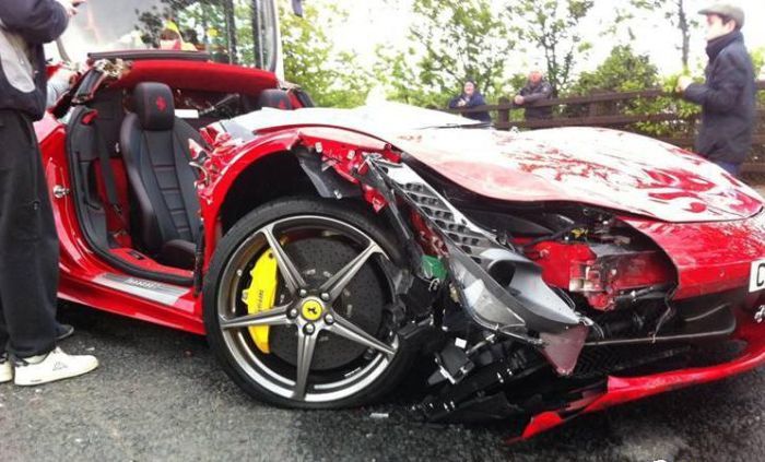 Авария с участием Ferrari (8 фото)