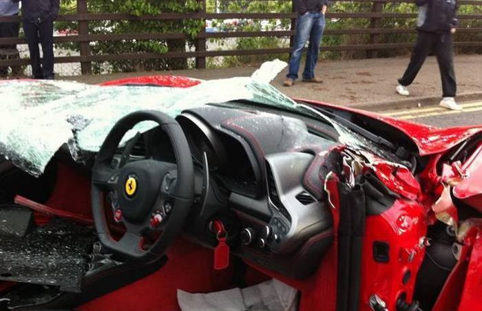 Авария с участием Ferrari (8 фото)