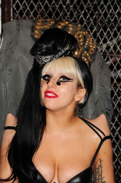 Леди Гага в странном костюме (9 фото)