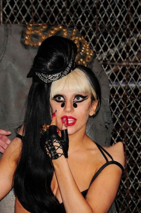 Леди Гага в странном костюме (9 фото)