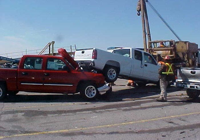 Инцидент на линии разгрузки автомобилей (18 фото)
