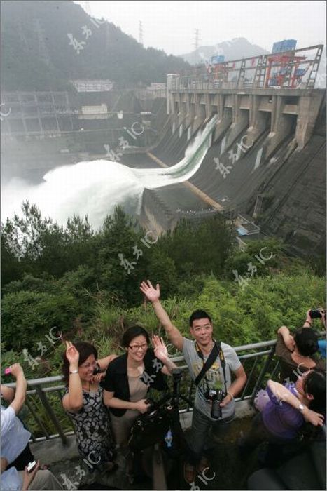 Китай начал сброс воды через дамбу (29 фото)
