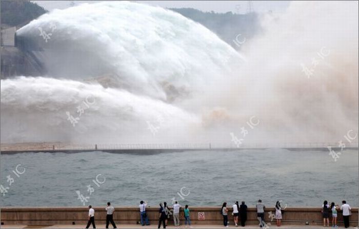 Китай начал сброс воды через дамбу (29 фото)