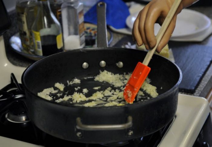 Повар, готовящий деликатесы без рук (10 фото)
