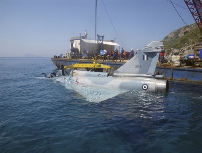 Поднятие самолета-истребителя со дна моря (5 фото)