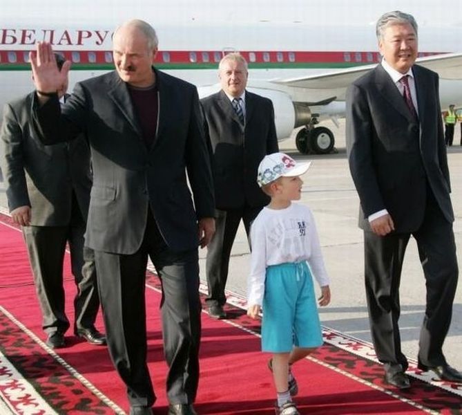 Необычное детство Коли Лукашенко (10 фото)