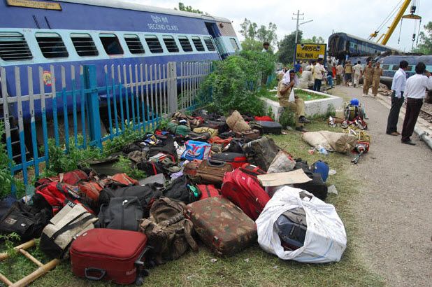 Поезд сошел с рельс в Северной Индии (16 фото)