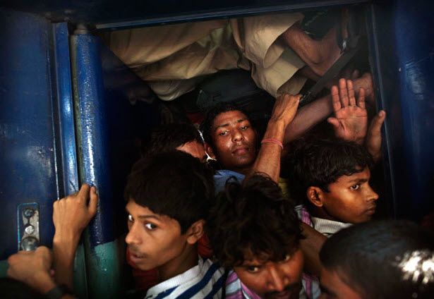 Поезд сошел с рельс в Северной Индии (16 фото)