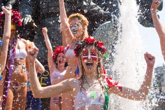 Девушки FEMEN устроили купание в фонтане (30 фото)