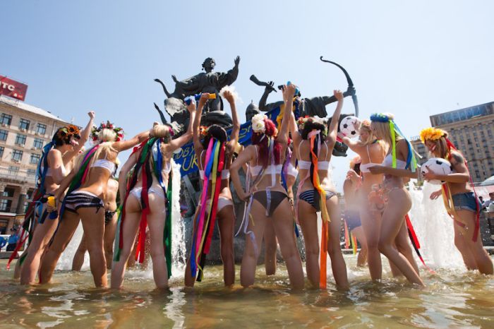 Девушки FEMEN устроили купание в фонтане (30 фото)