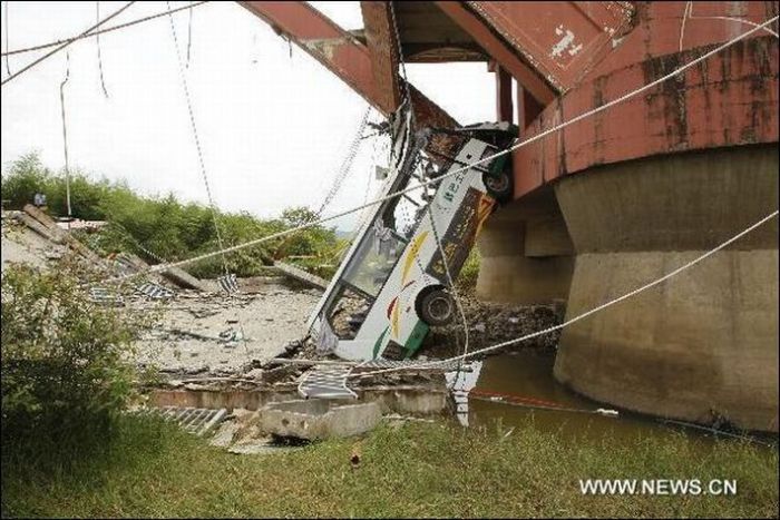 В Китае произошло очередное обрушение мостов (7 фото)