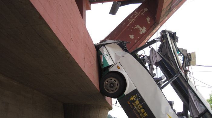 В Китае произошло очередное обрушение мостов (7 фото)
