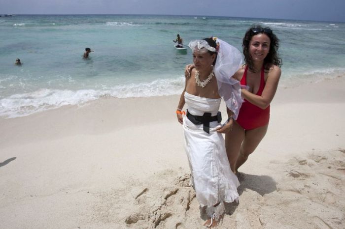Подводная свадьба в Мексике чуть-чуть не дотянула до рекордной (7 фото)