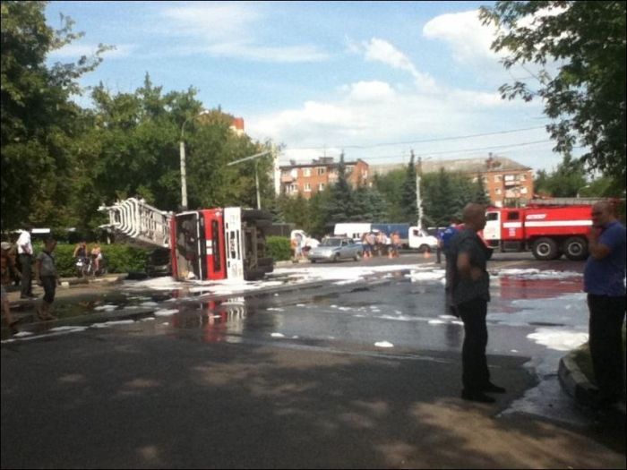 Пожарная машина против УАЗика (3 фото)