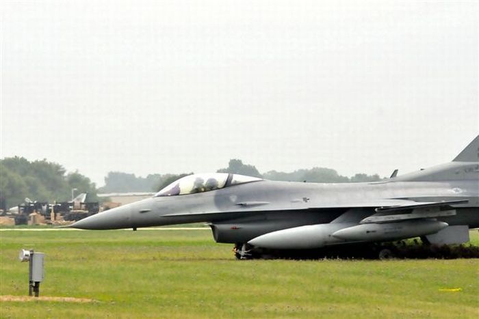 Экстремальная посадка самолета F-16 (24 фото)