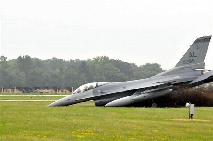 Экстремальная посадка самолета F-16 (24 фото)