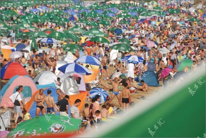 Китайцы на пляже (16 фото)