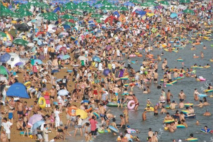 Китайцы на пляже (16 фото)