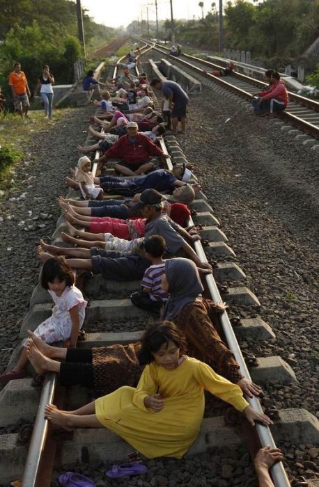 Терапия на железнодорожных рельсах (17 фото)