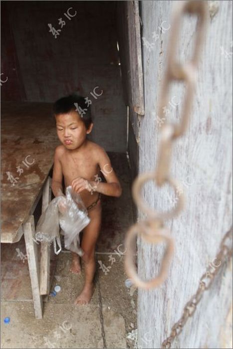 В Китае ребенка приковали к цепи (8 фото)