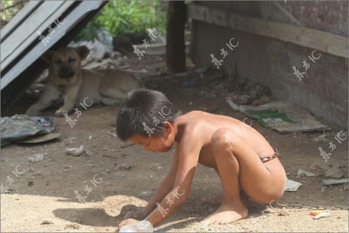 В Китае ребенка приковали к цепи (8 фото)